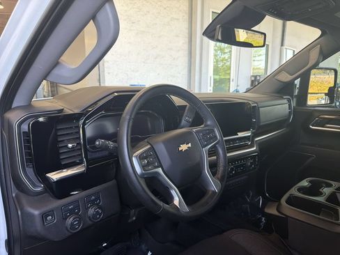 Used 2025 Chevrolet Silverado 1500 LT AWD/4WD image 11