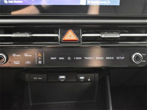 Used 2025 Kia Niro EX image 19