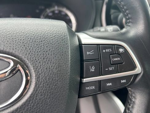Used 2023 Toyota Highlander LE AWD/4WD image 22
