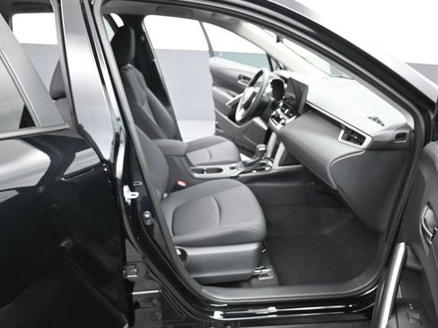 Certified 2025 Toyota Corolla Cross LE image 31