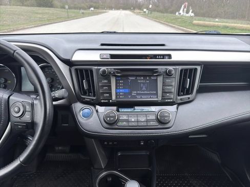 Used 2017 Toyota RAV4 XLE AWD/4WD image 4