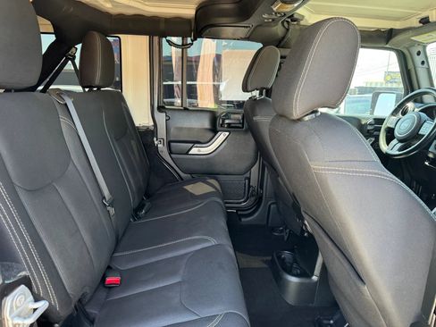 Used 2018 Jeep Wrangler Unlimited Rubicon w/ Connectivity Group image 15
