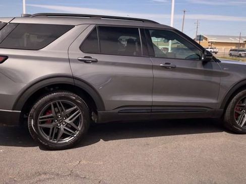 Used 2025 Ford Explorer ST-Line w/ ST-Line Street Pack AWD/4WD image 2