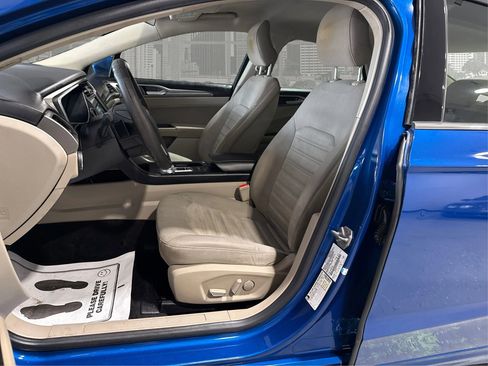 Used 2017 Ford Fusion SE w/ Fusion SE Technology Package image 9