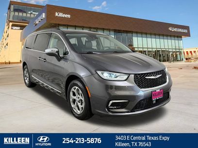 Used 2022 Chrysler Pacifica Limited w/ Uconnect Theater Family Group