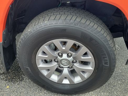 Used 2017 Toyota Tacoma SR5 w/ Tow Package RWD image 8