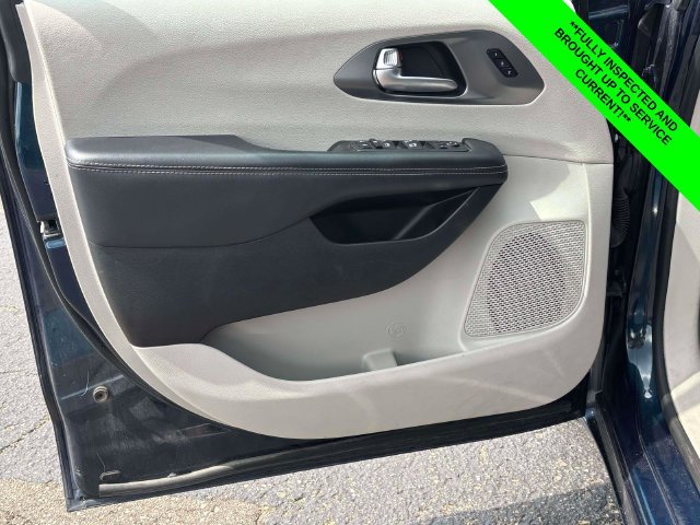 Used 2023 Chrysler Pacifica Touring-L FWD image 9