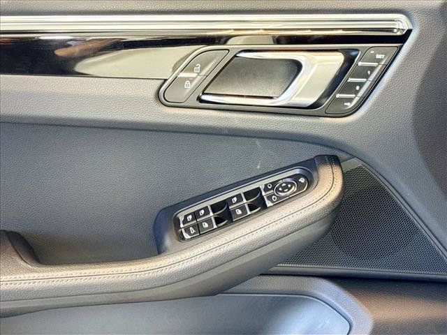 Certified 2025 Porsche Macan AWD/4WD image 11