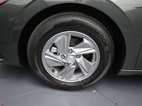 Used 2025 Hyundai Elantra SE FWD image 21