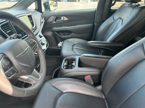 Used 2025 Chrysler Pacifica Select FWD image 9