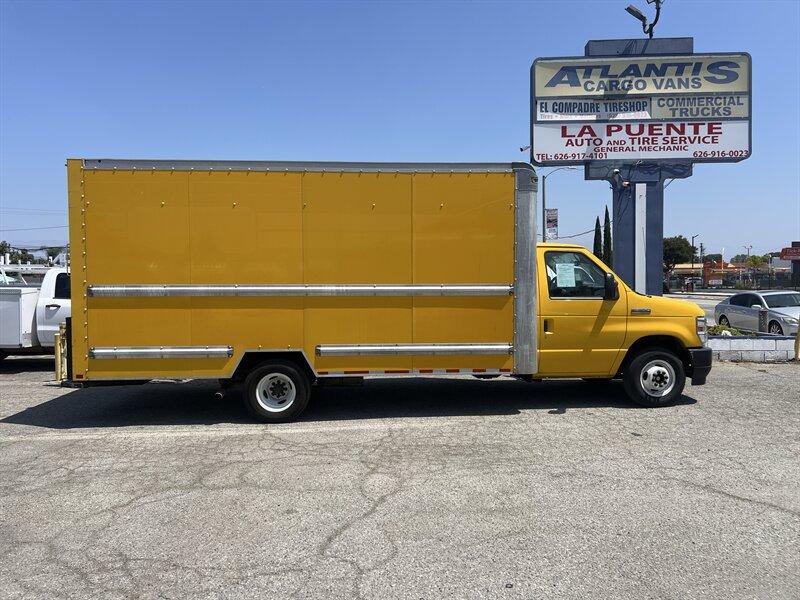Used 2022 Ford E-350 and Econoline 350 Super Duty RWD image 2