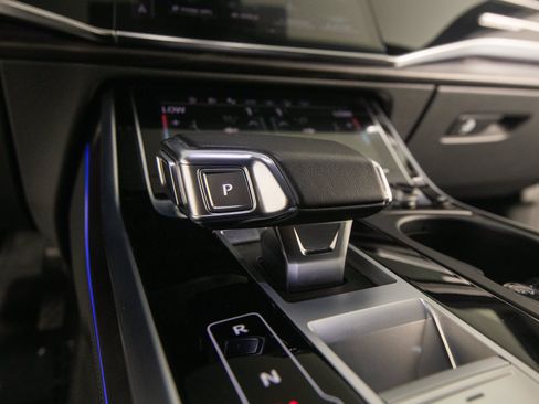 Used 2023 Audi Q8 Prestige AWD/4WD image 22