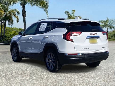 Used 2024 GMC Terrain SLT image 2