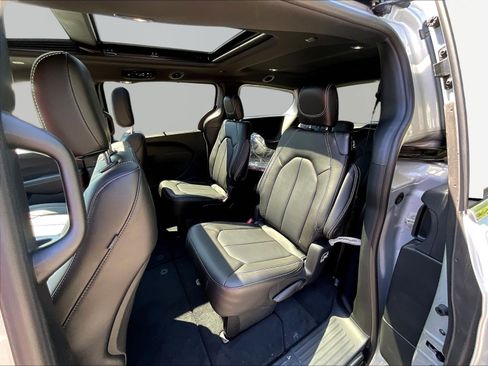 New 2026 Chrysler Pacifica Select AWD/4WD image 17