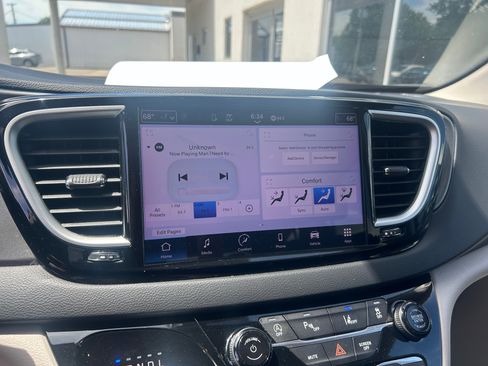 Used 2024 Chrysler Pacifica Touring-L FWD image 22