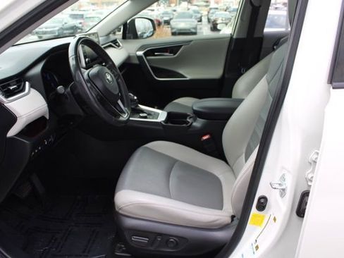 Used 2019 Toyota RAV4 Limited image 16