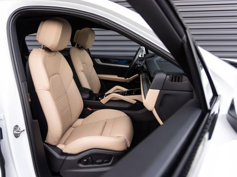 Certified 2025 Porsche Cayenne Coupe AWD/4WD image 34