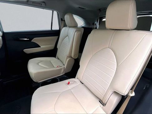 Used 2024 Toyota Highlander XLE image 21