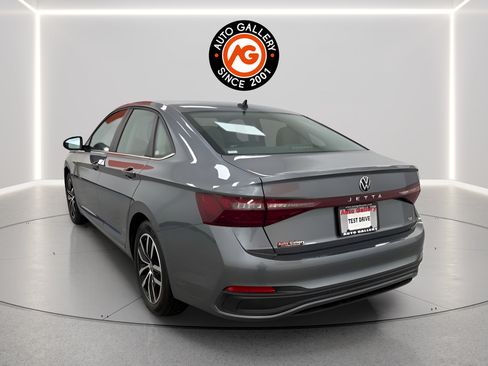 Used 2025 Volkswagen Jetta SE FWD image 5
