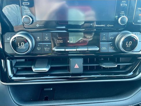 Used 2020 Toyota Highlander XLE AWD/4WD image 20