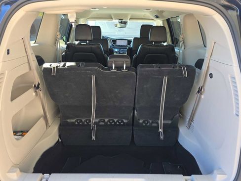 Certified 2024 Chrysler Pacifica Touring-L image 23