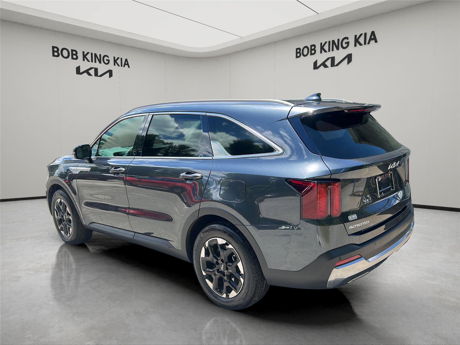 Used 2024 Kia Sorento S w/ Panoramic Sunroof Package FWD image 3