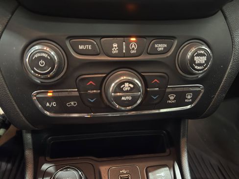Used 2019 Jeep Cherokee Latitude Plus w/ Comfort/Convenience Group AWD/4WD image 33