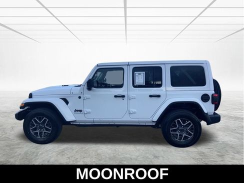 Used 2025 Jeep Wrangler Unlimited Sahara AWD/4WD image 9