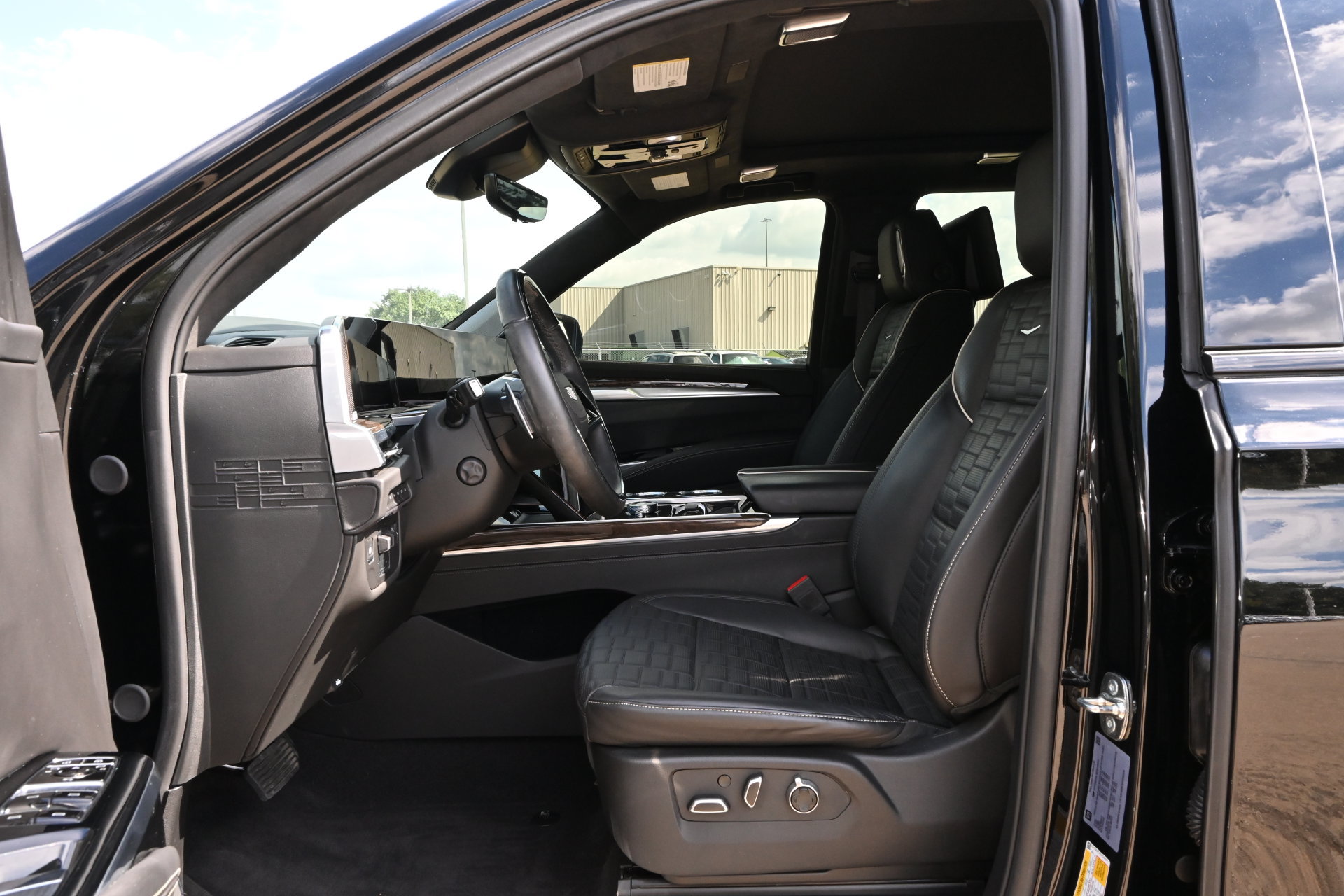 Used 2025 Cadillac Escalade Sport Platinum w/ LPO, Floor Liner Package AWD/4WD image 19