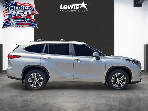 Used 2023 Toyota Highlander XLE FWD image 5