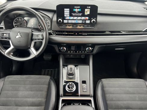 Used 2024 Mitsubishi Outlander SE image 13
