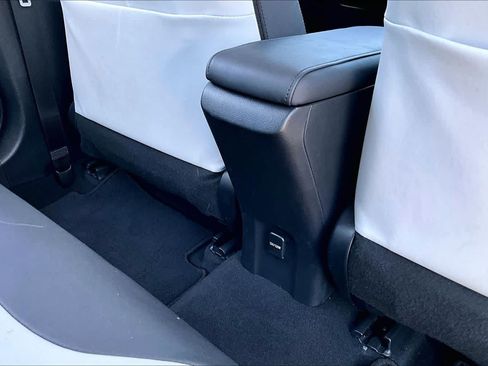 Used 2016 Toyota Prius Four FWD image 10