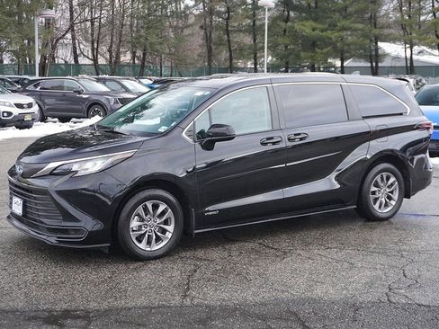 Used 2021 Toyota Sienna LE image 7