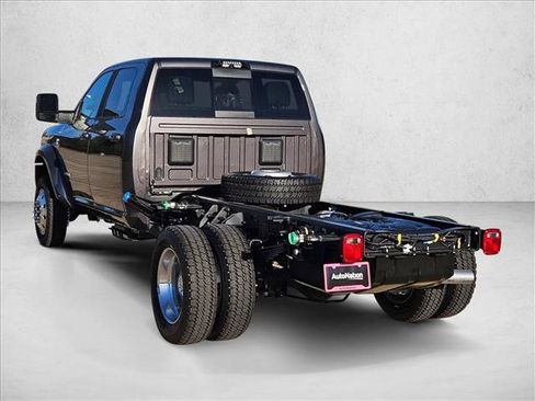 New 2026 RAM 4500 4x4 Crew Cab DRW w/ Laramie Trim Package image 9