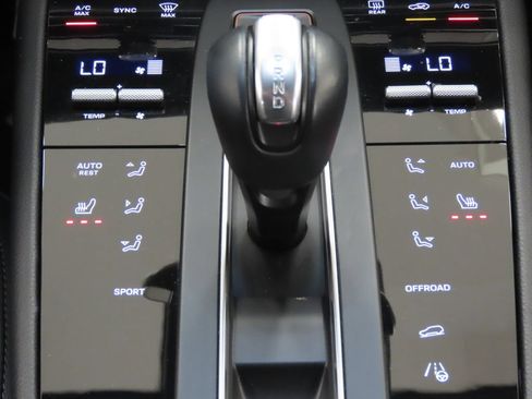 Certified 2025 Porsche Macan AWD/4WD image 27