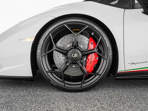 Used 2018 Lamborghini Huracan Performante AWD/4WD image 32
