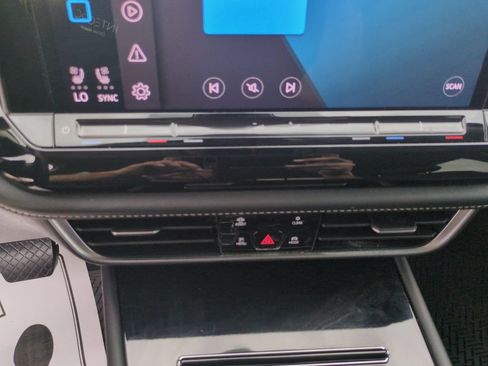 Used 2024 Volkswagen Atlas SE FWD image 25