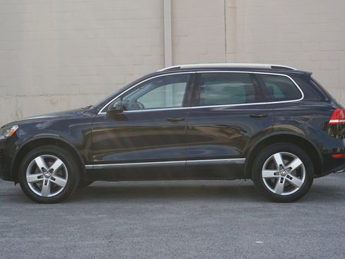 Used 2014 Volkswagen Touareg Sport image 8