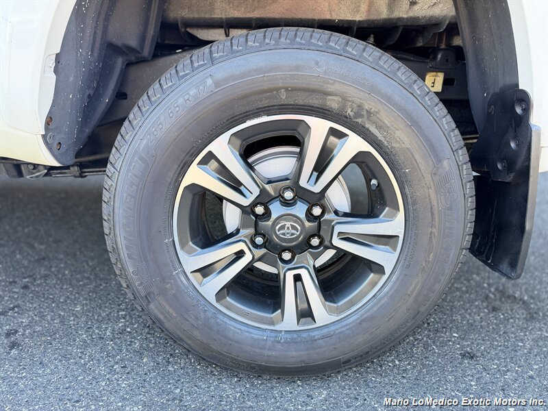 Used 2016 Toyota Tacoma TRD Sport AWD/4WD image 19