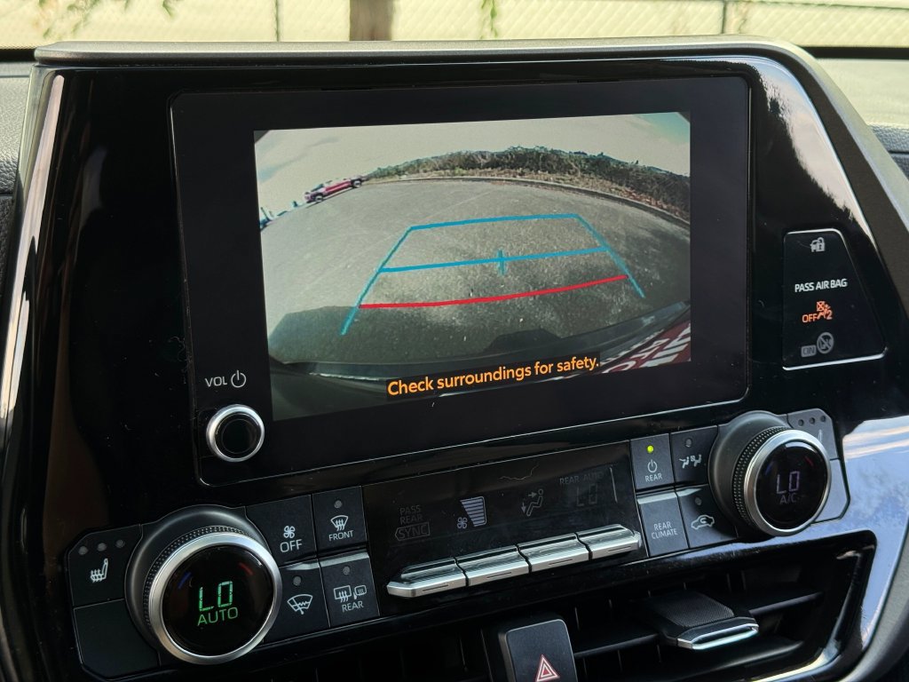 Used 2023 Toyota Highlander XLE AWD/4WD image 18