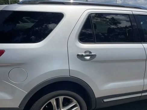 Used 2017 Ford Explorer Limited w/ Equipment Group 301A FWD image 9