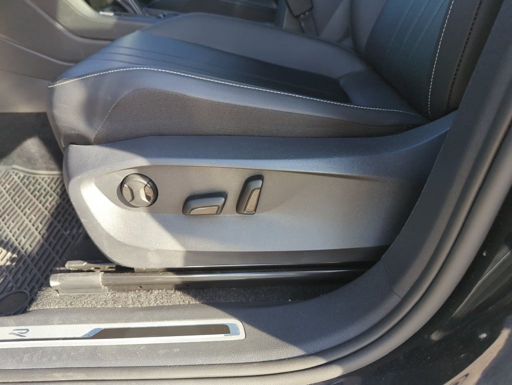 Certified 2023 Volkswagen Tiguan SE R-Line FWD image 13