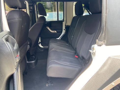 Used 2013 Jeep Wrangler Unlimited Sahara AWD/4WD image 17