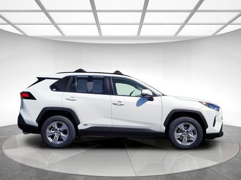 Used 2022 Toyota RAV4 LE AWD/4WD image 3