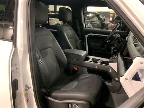 Used 2025 Land Rover Defender 130 X-Dynamic SE image 8