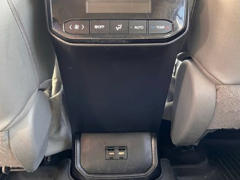 Used 2020 Toyota Highlander XLE AWD/4WD image 35