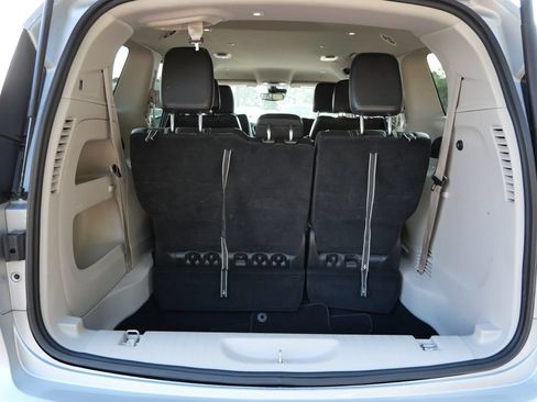 Used 2024 Chrysler Pacifica Touring-L FWD image 9