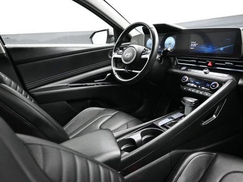 Used 2025 Hyundai Elantra Limited FWD image 18