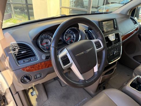 Used 2015 Chrysler Town & Country Touring image 5