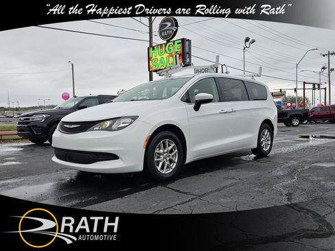 Used 2022 Chrysler Voyager LX image 1